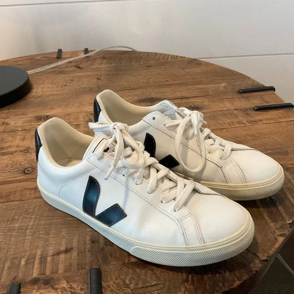 VEJA Sneaker - Picture 2 of 5